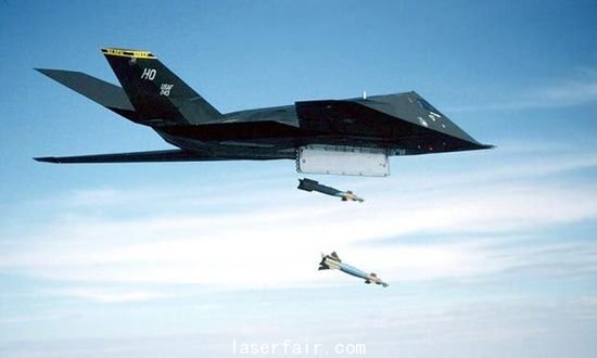 资料图：F-117投下两枚激光制导炸弹。